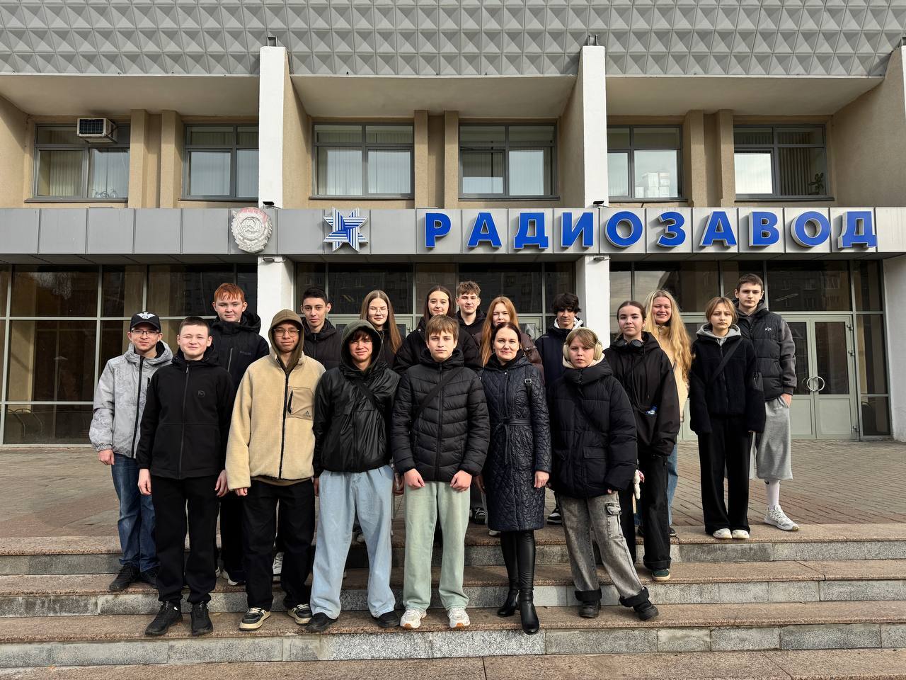 Ижевские школьники примерили рабочие каски Ижевские школьники примерили рабочие каски.